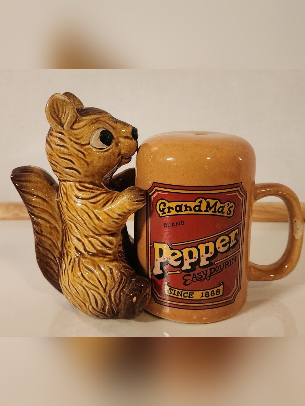 Vtg Grandma's Brand Easy Pourin Squirrel Pepper Salt Shaker Ceramic Mug 5" Japan